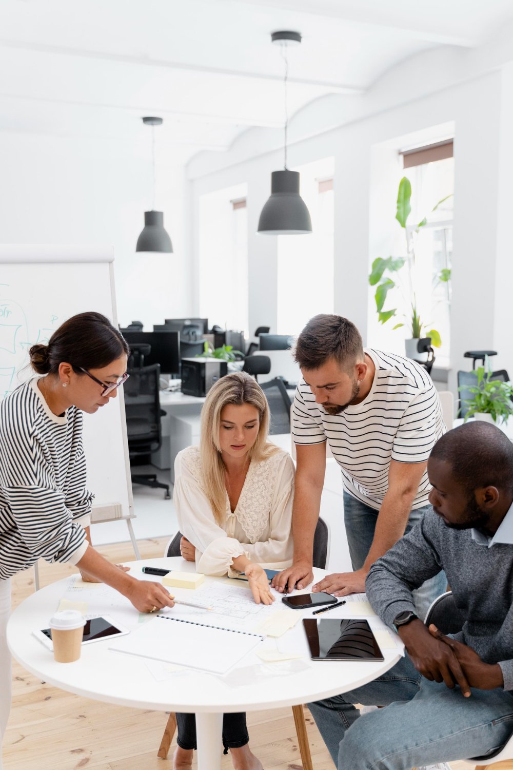 Equipo de trabajo de Innova Tecnológica en reunión con cliente explicando una solución IT de sus servicios de consultoría IT